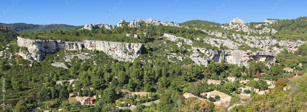 Panoramique sur les rochers des Baux- de -Provence dans les Bouches-du-Rhône. France