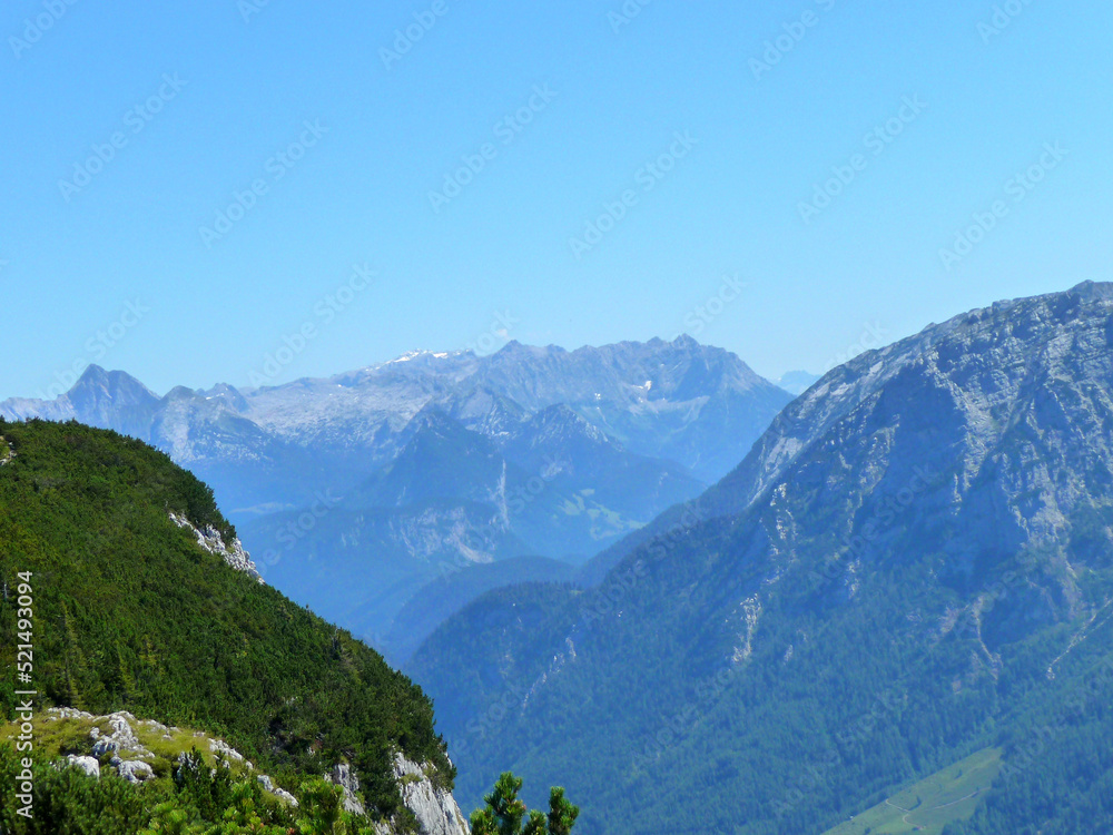 Eine grüne Berglandschaft in Tirol.