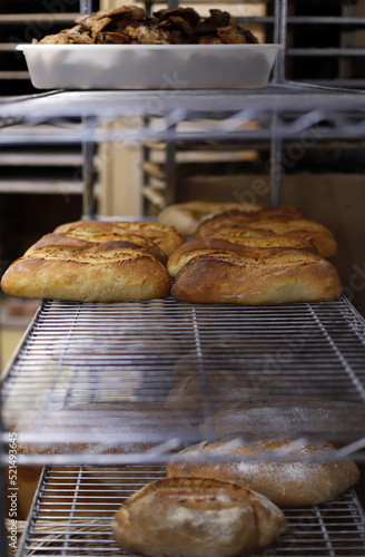 panificadora de pan artesanal con pan recién horneado en sus bandejas para venta al consumidor