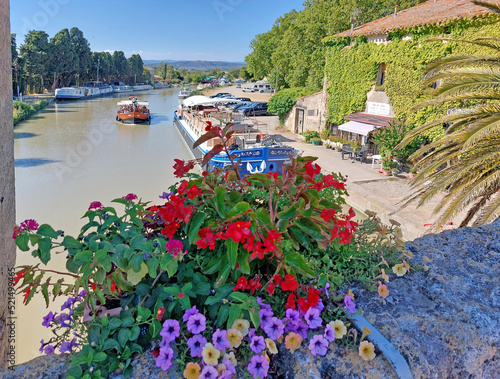 Le hameau du Somail, sur le canal du Midi, Aude, Languedoc, Occitanie, France. photo