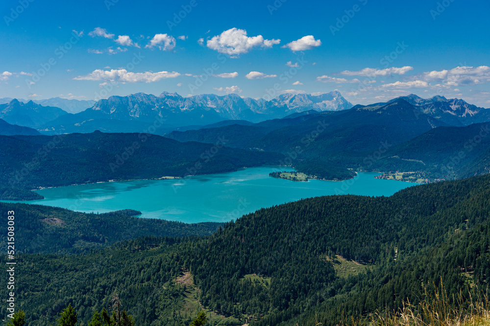 Wandern in Oberbayern Jachenau: Panoramablick vom Gipfel des Hirschhörnlkopf mit dem Walchensee und Zugspitzmassiv im Hintergrund