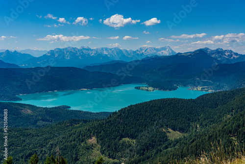 Wandern in Oberbayern Jachenau  Panoramablick vom Gipfel des Hirschh  rnlkopf mit dem Walchensee und Zugspitzmassiv im Hintergrund