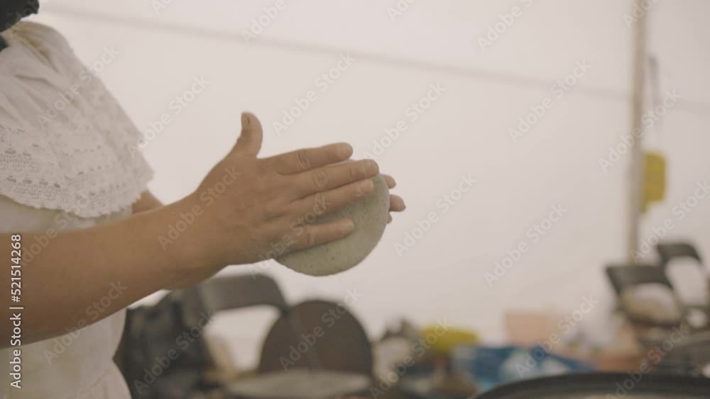 Mujer cocinando tortillas y alimentos típicos de Michoacán. Girl cooking tortillas and traditional michoacan foods.
