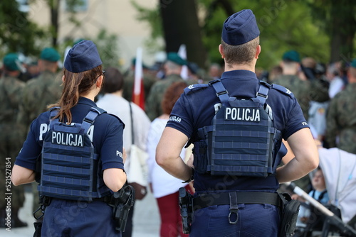 Polska Policja na służbie w czasie patrolu na mieście.