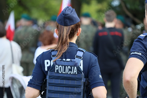 Polska Policja na służbie w czasie patrolu na mieście.