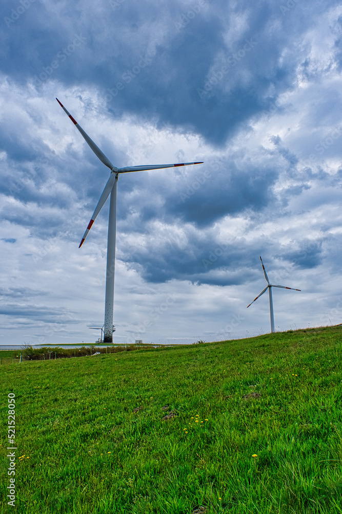 Windräder auf dem Energieberg in Hamburg Wilhelmsburg Windräder auf dem Energieberg in Hamburg Wilhelmsburg