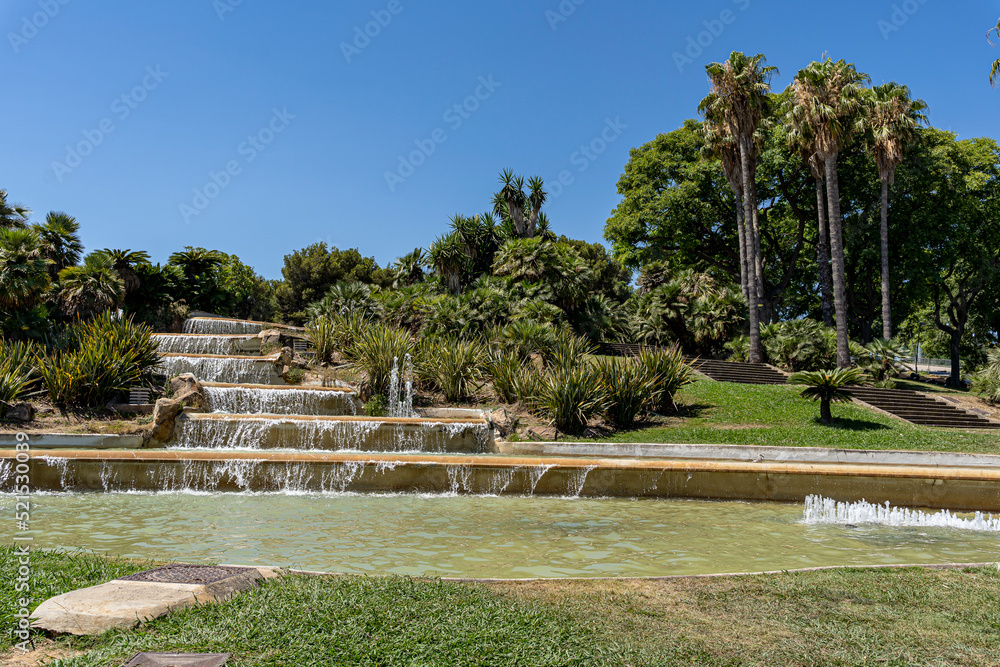 Cascade d'eau au milieu d'un jardin publique de Barcelone