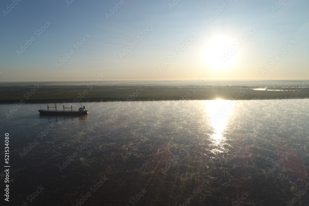 Obraz premium barco con niebla amanecer