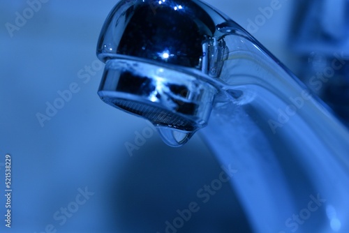 Gota de agua cayendo de un grifo © KukiLadrondeGuevara