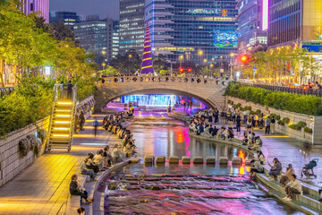Fototapete Seoul Cheonggyecheon Bach in Seouls Zentrum  © f11photo