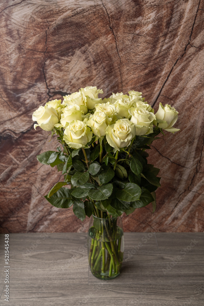 Ταπετσαρία glass vase with bouquet of long-stemmed white roses and leaves, beautiful center