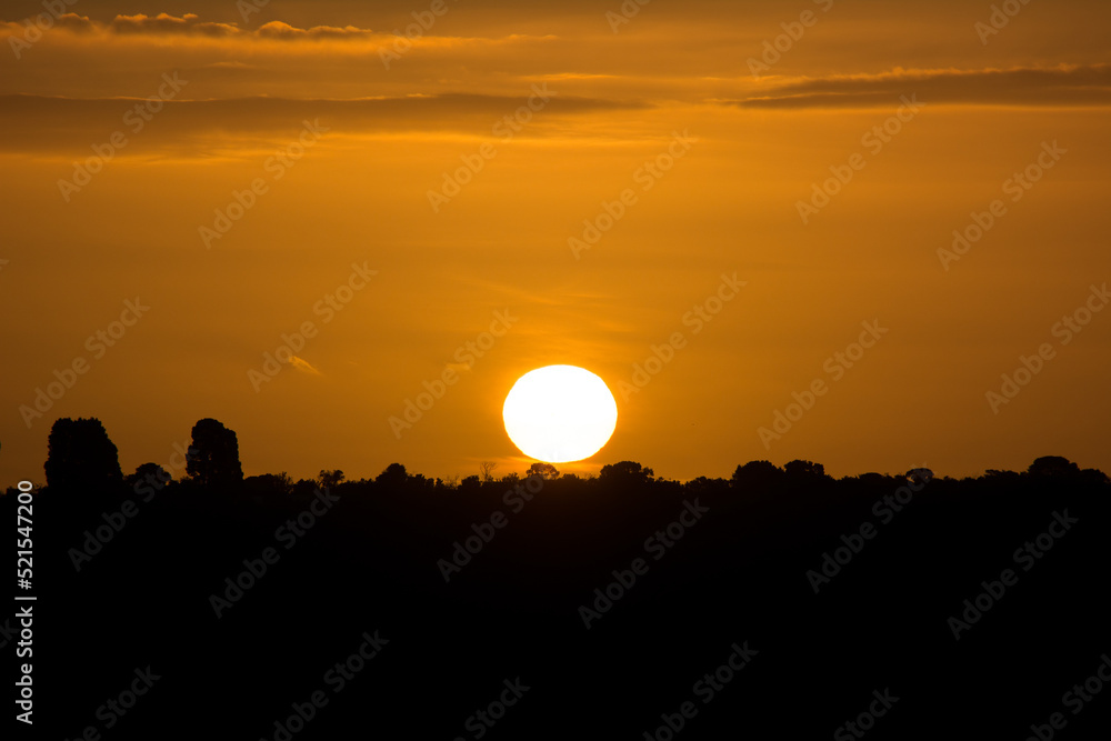 Fototapeta premium Atardecer con sol en horizonte