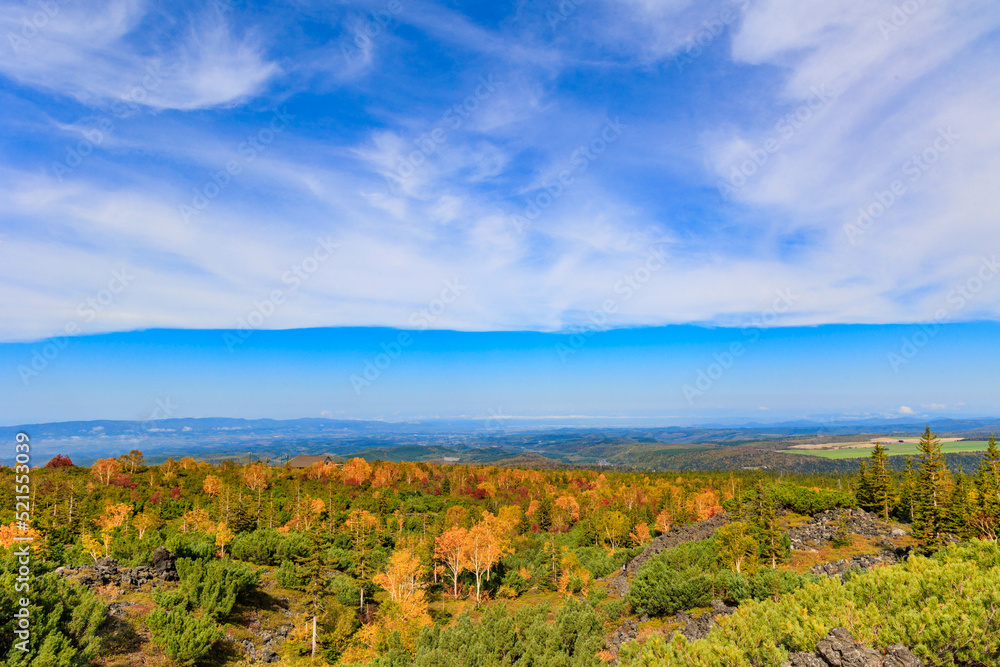 Fototapeta premium 十勝岳ガレ場からの眺め「秋の北海道」