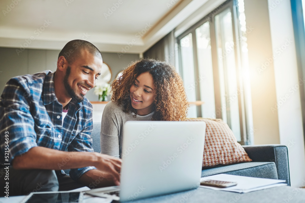 © Delmaine Donson/peopleimages.com - Finance, budget and ebanking couple working on laptop looking happy and hopeful about savings, investment and insurance. Boyfriend and girlfriend planning financial future lifestyle together at home © Delmaine Donson/peopleimages.com - Finance, budget and ebanking couple working on laptop looking happy and hopeful about savings, investment and insurance. Boyfriend and girlfriend planning financial future lifestyle together at home