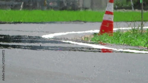 道路の逃げ水　夏の暑い日　アスファルト