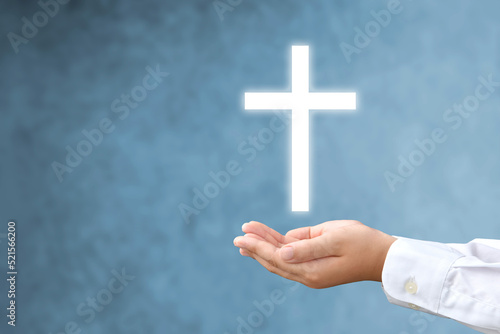 Foto 宗教・信仰イメージ―子供の手と十字架