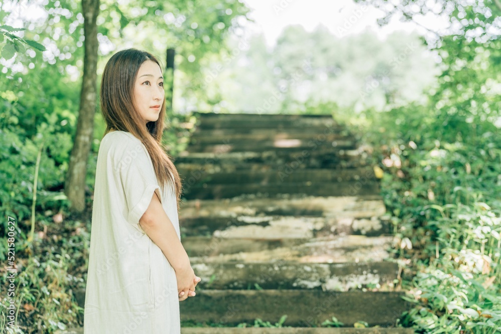 緑の中を歩く日本人女性(真顔)
緑の中を歩く日本人女性(真顔)