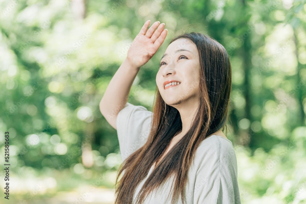 日光を浴びる女性
