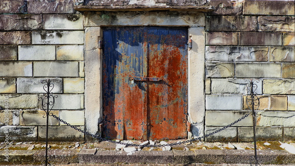 Naklejka premium 長崎出島にある鉄の錆びた扉1