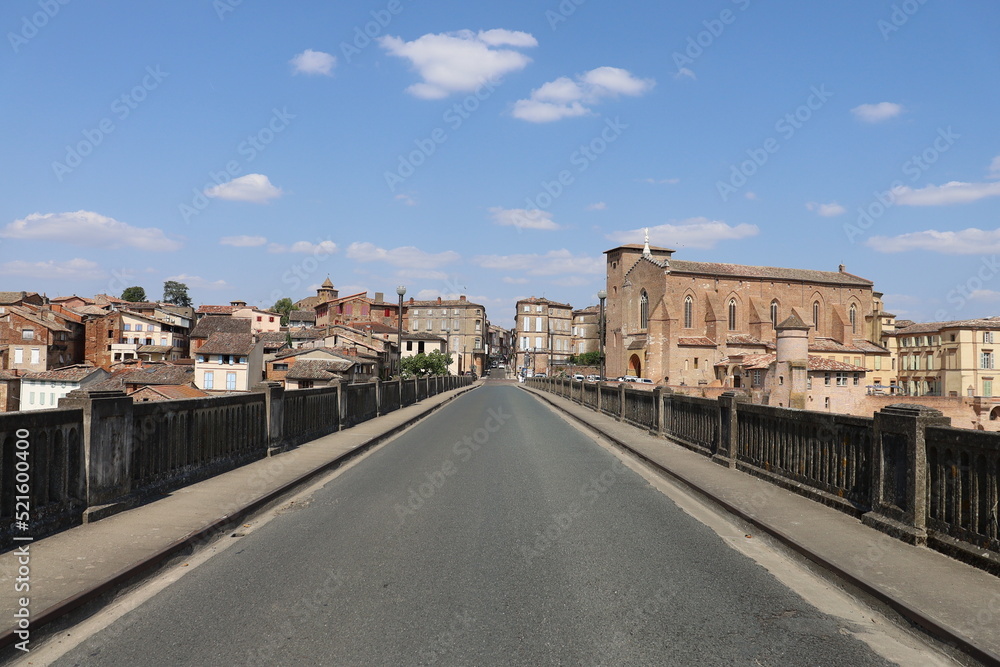 Le pont Saint Michel, ville de Gaillac, département du Tarn, France