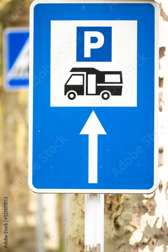 Señal de tráfico de parking de autocaravanas (viaje, viajar, verano)