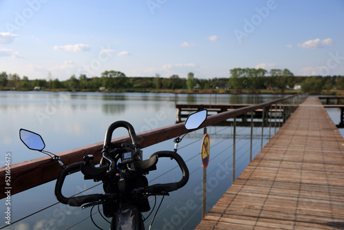 Kierownica roweru turystycznego, trekkingowego na kąpielisku wodnym w Siołkowicach Nowych.