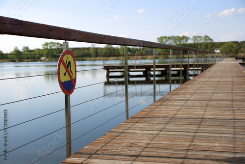 Fototapeta Naklejka Na Ścianę i Meble -  Znak zakazu kąpieli na molo, deptaku na kąpielisku wodnym w Siołkowicach Nowych.