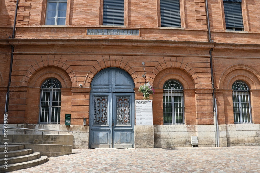 Le palais de justice, vue de l'extérieur, ville de Montauban, département du Tarn et Garonne, France Le palais de justice, vue de l'extérieur, ville de Montauban, département du Tarn et Garonne, France