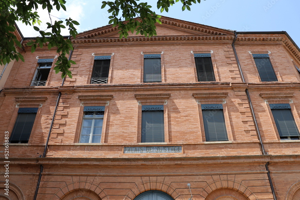 Obraz premium Le palais de justice, vue de l'extérieur, ville de Montauban, département du Tarn et Garonne, France