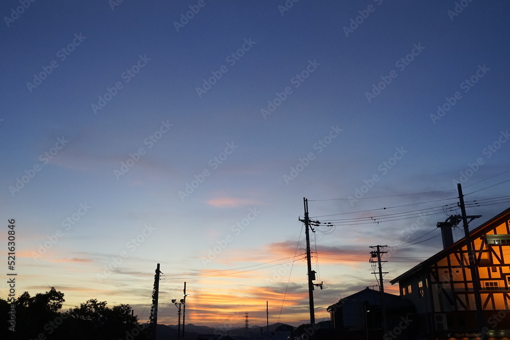 濃い青の夕焼けと街 濃い青の夕焼けと街