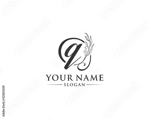 Beautiful letter Q logo design, logo Q vector, handwritten logo of signature, wedding, fashion shop, cosmetics shop, beauty shop, boutique, floral creative logo design.