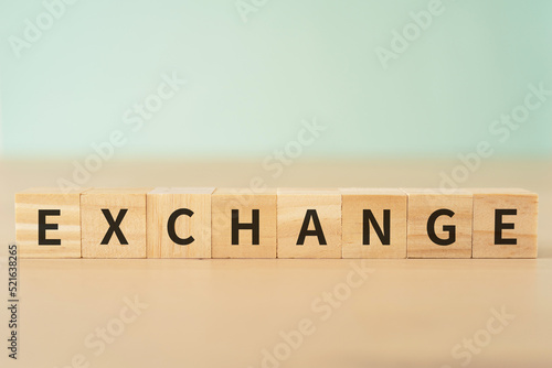 為替・両替・交換のイメージ｜「EXCHANGE」と書かれたブロック
 photo