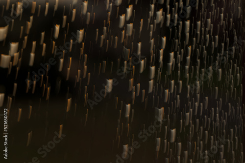 Abstrakcyjne kropelki wody na szybie w trakcie nocnego deszczu