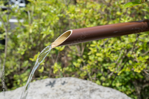 竹で作られた、手を洗うことができる手水舎 © miko_neko