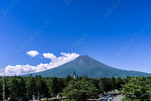 真夏の青空と小ニファーフォレスト越しの富士山 © miko_neko