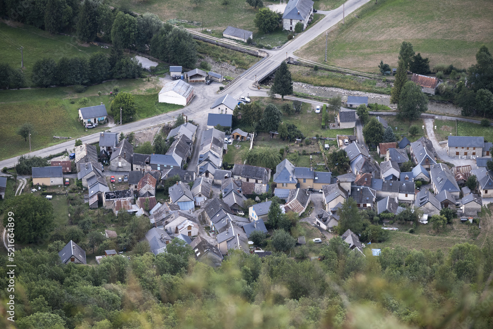 village de Cérac d'Ouste dans les Pyrénées en Ariège. ici le problème de l'ours fait débat entre les protecteurs de l'ours et ses opposants