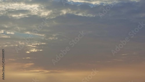 atardecer con golondrinas volando