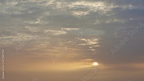 Puesta de sol con golondrinas volando