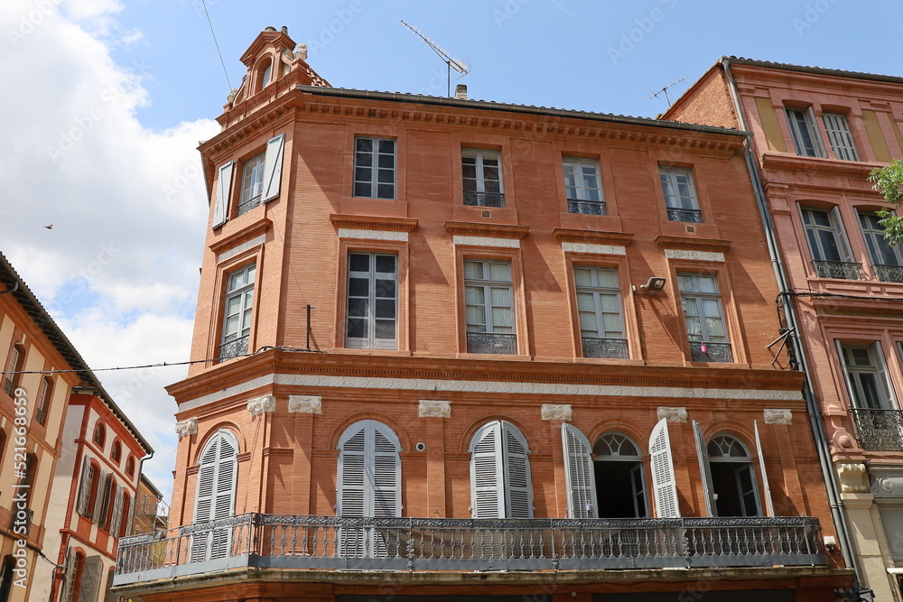 Fototapeta premium Immeuble typique, vue de l'extérieur, ville de Montauban, département du Tarn et Garonne, France