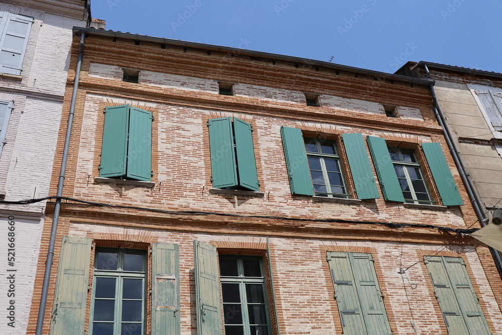 Immeuble typique, vue de l'extérieur, ville de Montauban, département du Tarn et Garonne, France