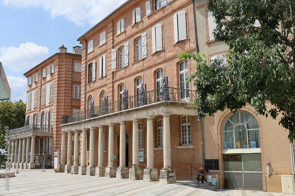 Immeuble typique, vue de l'extérieur, ville de Montauban, département du Tarn et Garonne, France