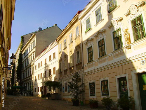 Schatten an einer Hauswand am Spitelberg in Wien.