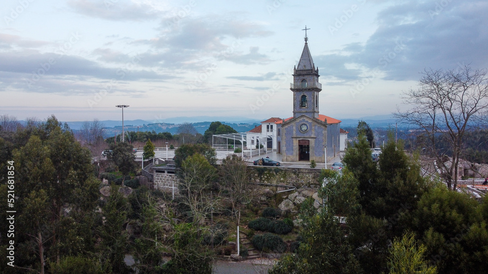 Vista aérea de drone sobre o Santuário de Nossa Senhora da Saúde, nos Carvalhos, Pedroso, Vila nova de Gaia (Portugal)