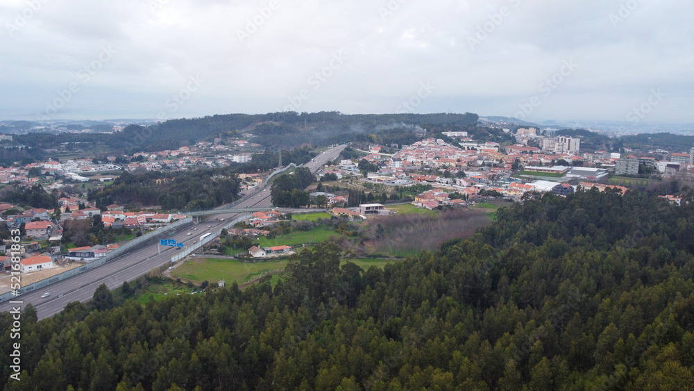 Vista aérea de drone sobre a A1 nos Carvalhos, Pedroso, Vila nova de Gaia (Portugal)