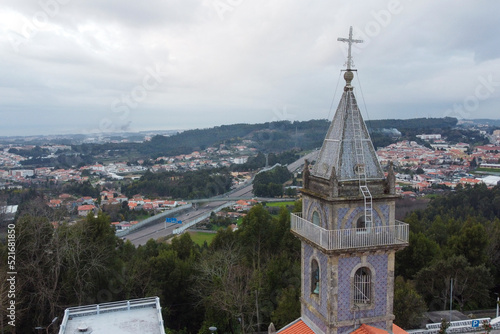 Vista aérea de drone sobre o Santuário de Nossa Senhora da Saúde, nos Carvalhos, Pedroso, Vila nova de Gaia (Portugal)