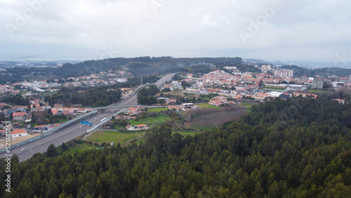 Vista aérea de drone sobre a A1 nos Carvalhos, Pedroso, Vila nova de Gaia (Portugal)
