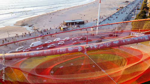 Billede på lærred Vista aérea de drone sobre a Anémona na Rotunda de Matosinhos, (Portugal)