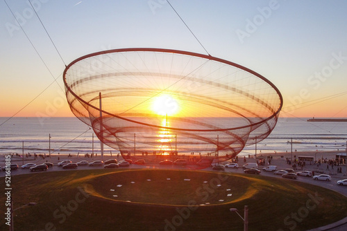 Canvastavla Vista aérea de drone sobre a Anémona na Rotunda de Matosinhos, (Portugal)
