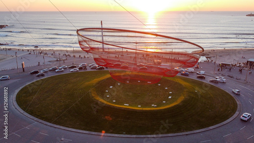 Vista aérea de drone sobre a Anémona na Rotunda de Matosinhos, (Portugal)