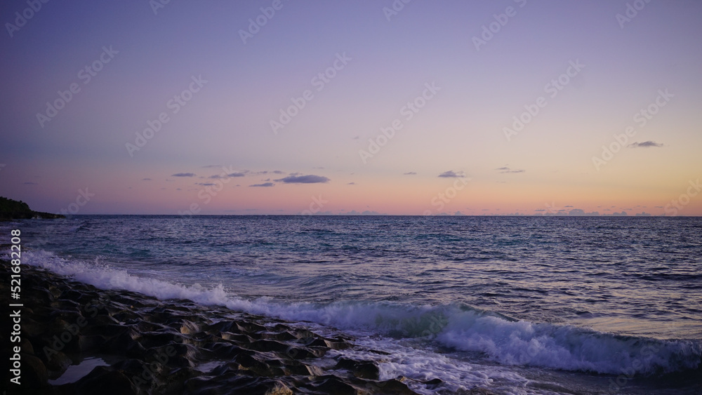 日本沖縄県宮古島の離島 来間島の長間浜海に沈む夕焼け ビーチの絶景